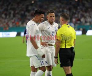 Maldonado y Santos reclamando al árbitro ante Argentina.