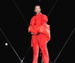 Vestida de rojo cantó sus mejores canciones.