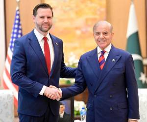 El vicepresidente JD Vance (izq.) estrecha la mano del primer ministro pakistaní Shehbaz Sharif (der.) durante una reunión en Islamabad, Pakistán, el 11 de abril de 2026.
