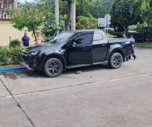 La víctima quedó tendida boca abajo en la parte delantera del automotor, con la puerta abierta.