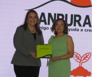 La licenciada Gabriela Núñez junto a Martha Bonilla gerente general de Seguros Rural, en la presentación del innovador Seguro Agrícola.
