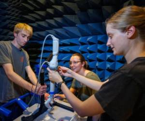 Estudiantes de la Universidad de Nebraska, en Lincoln, Estados Unidos, trabajan en un pequeño robot quirúrgico llamado spaceMIRA el 11 de agosto de 2023, antes de su prueba en la Estación Espacial Internacional.