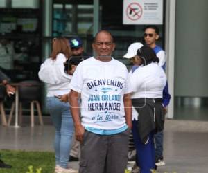 La militancia nacionalista que apoya al expresidente Juan Orlando Hernández empezó a movilizarse desde tempranas horas de la mañana de este domingo 26 de julio, día en que se espera que aterrice en el Aeropuerto Internacional Palmerola en un vuelo privado.
