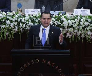 Zambrano suspende sesión del Congreso y advierte sanciones por inasistencia.