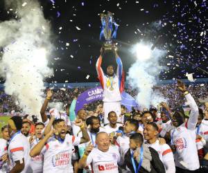 Yustin Arboleda fue el gran héroe de la noche para un Olimpia que volvió a tocar el cielo dejando en la lona a un Motagua que se fue quedando en el partido.