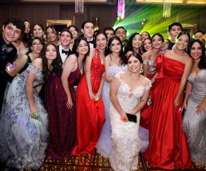 El grupo de seniors posó con agrado y simpatía ante el lente de EL HERALDO.