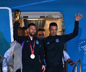 Messi y Scaloni fueron los primeros en salir del avión.