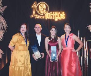 Los cuatro finalistas fueron reconocidos por su ardua y noble labor con los más necesitados. En la foto posan: Soledad Donaire, Patricio Larrosa, Marcela Fernández y Jenny Mains.