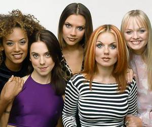 Spice Girls es una agrupación británica de música pop fundada en 1994 y compuesta por las cantantes Geri Halliwell, Melanie C, Victoria Beckham, Melanie B y Emma Bunton.