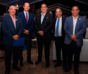 Ejecutivos de Fundación Ficohsa, celebrando el impacto de 25 años de trabajo en la región, enfocado en la educación y el desarrollo de Honduras.