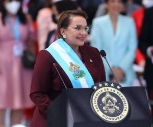 El viaje de la mandataria se da tras la invitación de los gobernantes españoles.