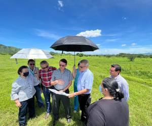 El ministro de Salud, José Manuel Matheu, acompañado de otros funcionarios de esa dependencia, visitaron el terreno donde se construirá el nuevo hospital de Choluteca.