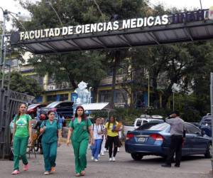 Paredes enfrentará denuncia por despido de galenos injustificados.