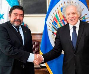 El embajador de Honduras ante la OEA, Roberto Quesada junto al secretario general, Luis Almagro