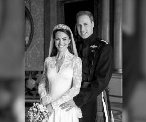 13 años de aniversario de bodas cumplen este 29 de abril el príncipe William y la princesa Kate Middleton. A continuación te contamos a detalle su historia de amor que inició en hace 23 años, en 2001, en la Universidad de Saint Andrews.