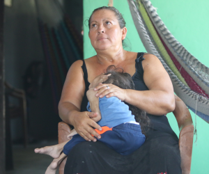 Alicia Isabel Solorzano nació el 23 de julio de 2016 en Choluteca. Los médicos dijeron que tenía microcefalia grave. La niña sufre en silencio, pues cuando llora no se le escucha ningún quejido, pero su rostro refleja angustia e incomodidad.