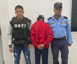 El menor de edad fue capturado luego de ser encontrado dentro de un baño junto al pequeño niño.