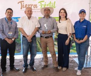 Franklin Noé Cáceres Arita fue distinguido como Productor del Año por Walmart, destacando su compromiso con la innovación y el desarrollo sostenible en su finca de Comayagua.