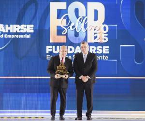 Nain Mejía, Director General de Grupo Elektra, recibió el galardón RSE 2025 en nombre de Grupo Salinas, destacando la labor de la compañía en inclusión financiera, innovación y crecimiento con propósito.