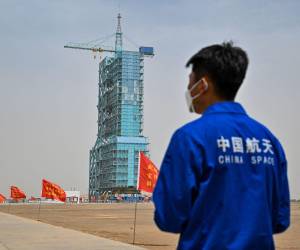 Un miembro del personal del programa espacial de China se encuentra ante la plataforma de lanzamiento de la Misión de Vuelo Espacial Tripulado Shenzhou-16 un día antes del lanzamiento en el Centro de Lanzamiento de Satélites de Jiuquan en la provincia noroccidental china de Gansu el 29 de mayo de 2023.