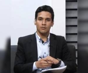 El subsecretario de prensa, Carlos Estrada, anuncia que “pone a disposición” su cargo.