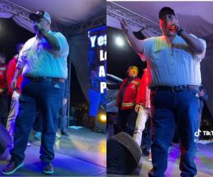 Frente a los presente el edil entonó la canción “Yo ya no vuelvo contigo”.