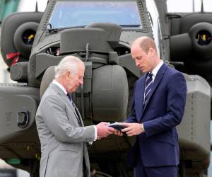 El rey Carlos III entregó su título de coronel en jefe del Cuerpo Aéreo del Ejército británico a su hijo William, cargo honorífico que parecía prometido a Harry. A continuación las fotografías