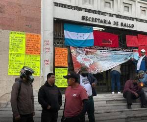 Los alrededores de la Sesal se vieron rodeados por las personas vestidas de rojo que suman a sus peticiones la destitución del Dr. José Manuel Matheu.