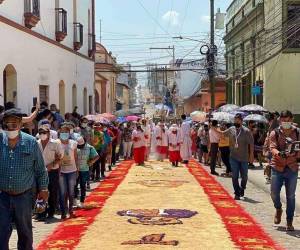 Las alfombras de Semana Santa embellecen el Vía Crucis del Viernes Santos en las diferentes ciudades de Honduras.