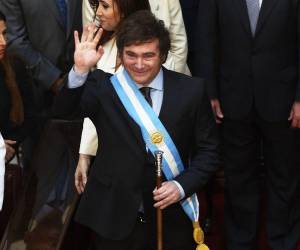 El nuevo presidente de Argentina, el ultraliberal Javier <b>Milei</b>, prometió este domingo una “nueva era” de “paz y prosperidad” con su gobierno, que recibe lo que consideró “la peor herencia” de la historia del país.
