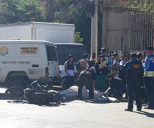 Momento en que el cuerpo de la víctima era levantado por personal de Medicina Forense.