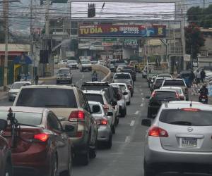 El “Hoy no Circula” busca limitar el tránsito de unos 133 mil vehículos de empleados estatales para mejorar el tráfico en la capital.