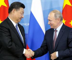 El presidente ruso, Vladimir Putin, alabó el lunes la posición “equilibrada” de su homólogo Xi Jinping sobre Ucrania y aseguró que examina “con respeto” el plan de paz de Pekín, al inicio de la visita a Moscú del presidente chino.