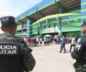 Agentes de la PMOP resguardan el estadio olanchano.