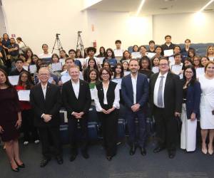 Autoridades de UNITEC y Fundación Nasser celebran la décima entrega de becas en una emotiva ceremonia.