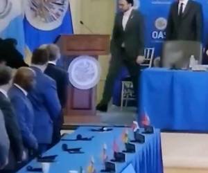 Así fue la penosa caída del presidente Alejandro Giammattei en sesión de OEA