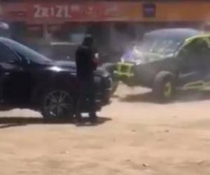 Videos publicados en redes sociales muestran los cuerpos de algunas víctimas al lado de los vehículos todoterreno sobre una vereda polvorienta.