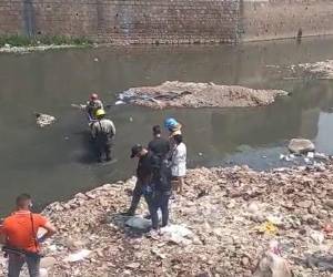 Fiscales en huelga levantan cadáver de hombre hallado el lunes en río Choluteca