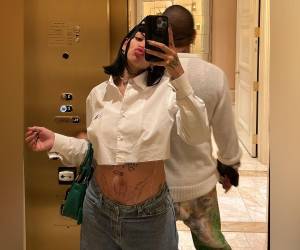 Cazzu posó junto a su novio mostrando su avanzado estado de embarazo.