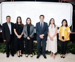 El Presidente Ejecutivo de BAC Honduras, Carlos Handal, acompañado de los panelistas en la presentación de resultados de la estrategia Triple Valor.