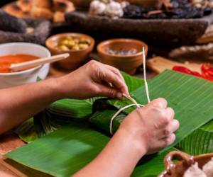 Los tamales son uno de los platos más emblemáticos de las festividades en Honduras. Su origen se remonta a las culturas prehispánicas, que los elaboraban con maíz y otros ingredientes locales.