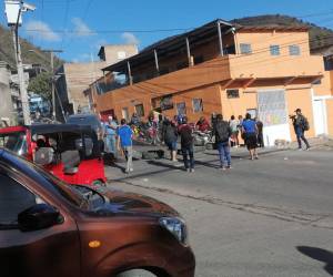 Hasta el momento no hay paso en la calle principal del barrio El Chile en la capital.