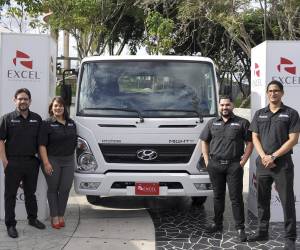 Ejecutivos de Excel y Hyundai Vehículos Comerciales, en el lanzamiento de su nueva línea de camiones EX.