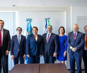 El 18 de julio en Bruselas, Bélgica, la presidenta Xiomara Castro y parte de su gabinete se reunieron con altas autoridades de la CAF dando por hecho que habrá adhesión.