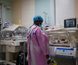 “Es un logro extraordinario”, dijo a la AFP el doctor Edward Tamale Sali, que siguió el embarazo y el parto.