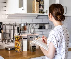 Preste atención a estos trucos de limpieza y orden para aprovechar tiempo y espacio en su cocina.