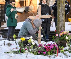 Con flores, velas y consignas contra ICE, miles de ciudadanos se reunieron en el lugar donde falleció Renee Nicole Good.