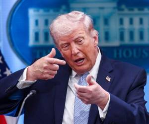 Trump amenaza con destruir infraestructura de Irán si no abre el estrecho de Ormuz.