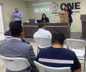 El Consejo Nacional Electoral (CNE) corre contra el tiempo para asegurar el traslado del material electoral.
