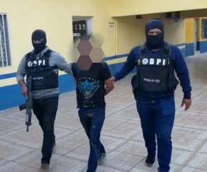 Al momento de ser capturado se le decomisó una arma de fuego tipo revólver, conteniendo tres cartuchos sin percutir, la cual será enviada a los laboratorios para su análisis.